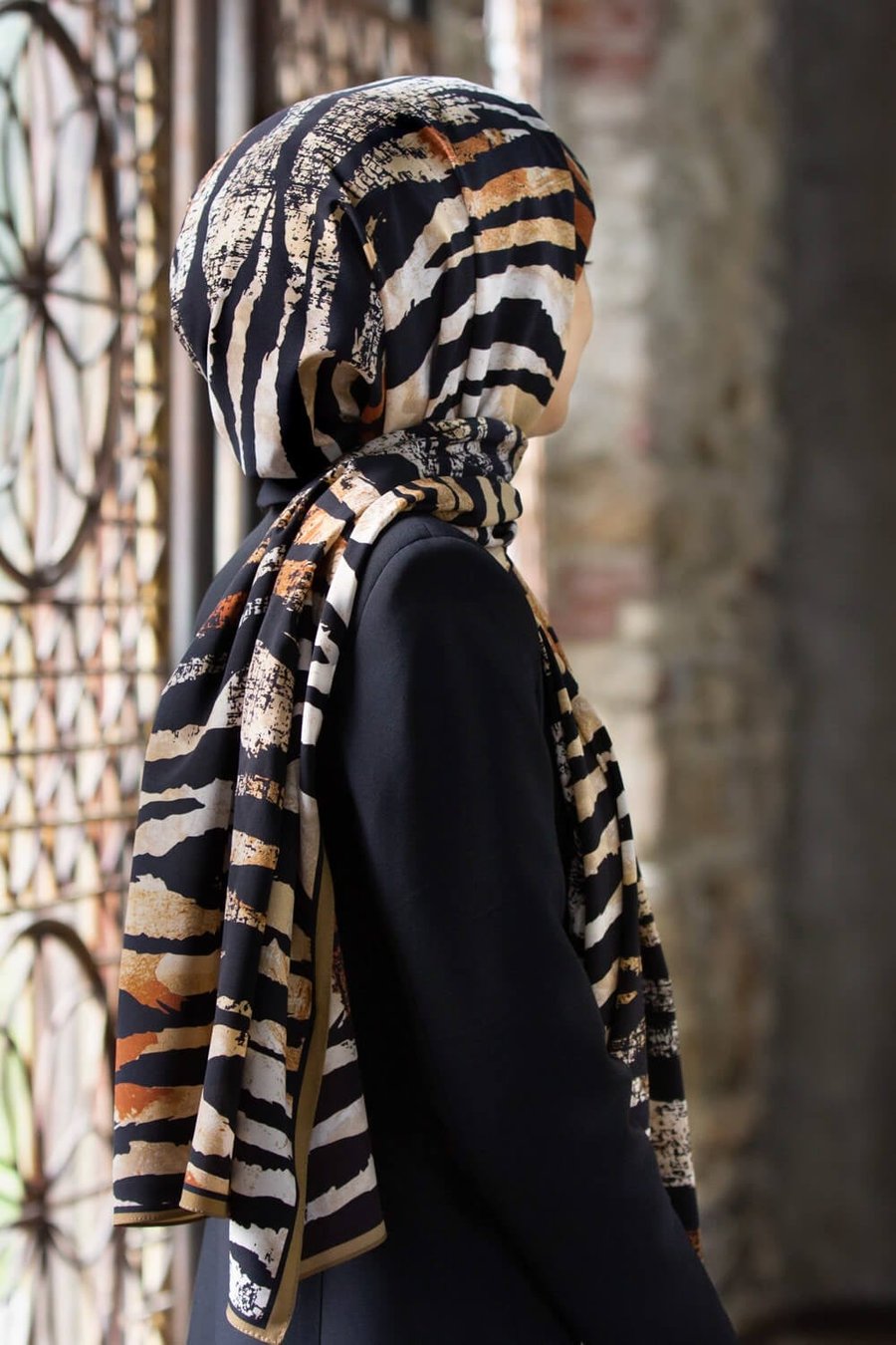 KREP ZEBRA DESENLİ TABA - SİYAH RENKLİ 75X195 KIRIŞMAZ ŞAL