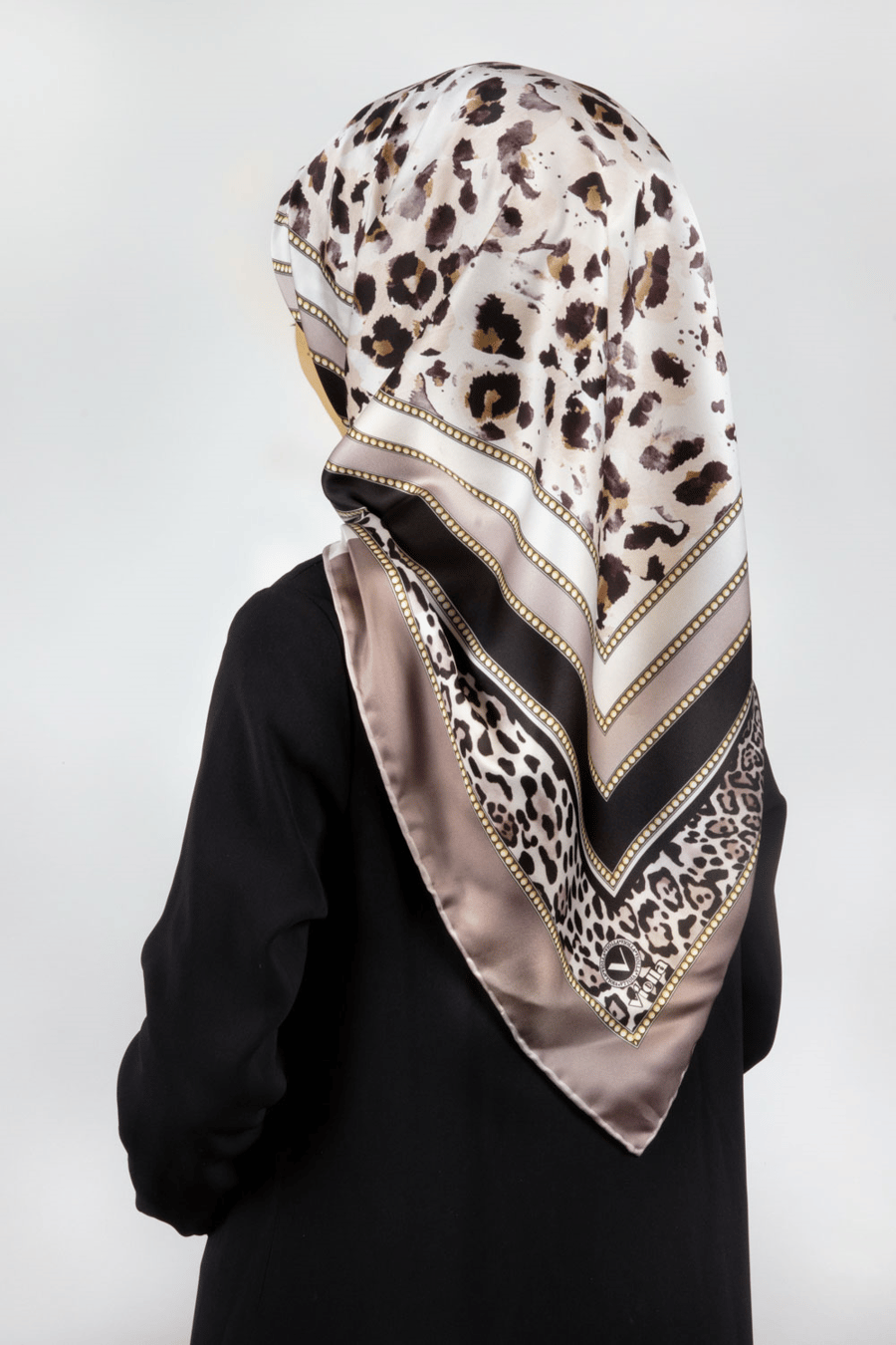 Twill Kemerli ve Leopar Desenli Bej Renkli 90x90 Eşarp (İpek İçermez) Dikim Şekli : El Dikişi