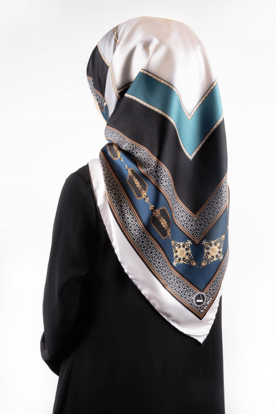 Twill Gold Detaylı ve Antik Motif Desenli İndigo Renkli 90x90 Eşarp (İpek İçermez) Kenar Dikiş Şekli El Dikişli