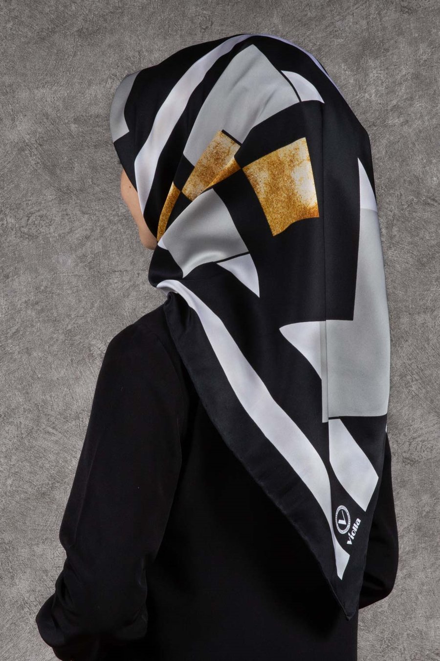 Twill Çizgili ve Gold Desenli Siyah - Krem Renkli 90x90 Eşarp (İpek İçermez) Kenar Dikiş Şekli El Dikişli