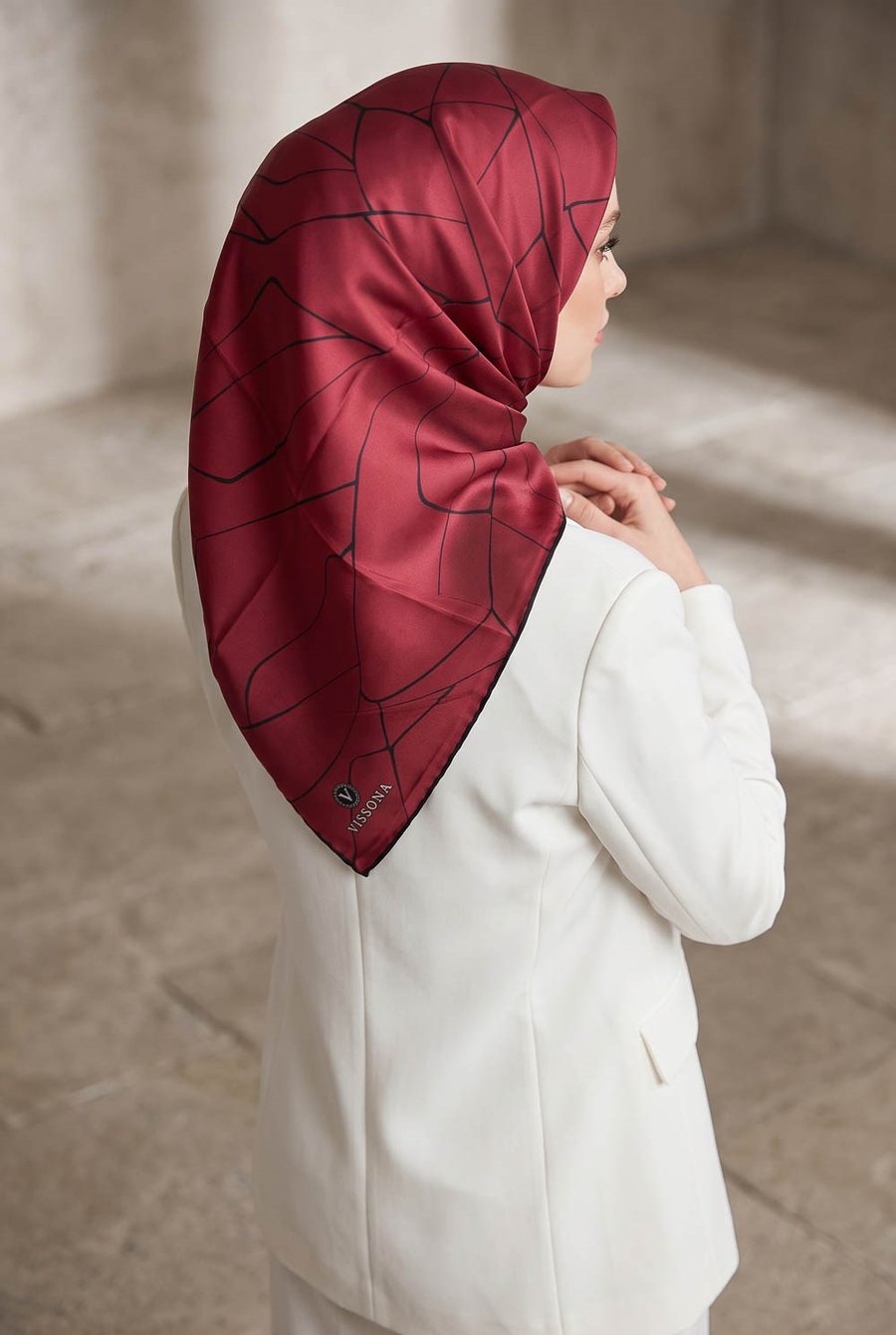 %100 Twill İpek Çizgi Desenli Bordo - Siyah Renkli 90x90 Eşarp Dikim Şekli : El Dikişi