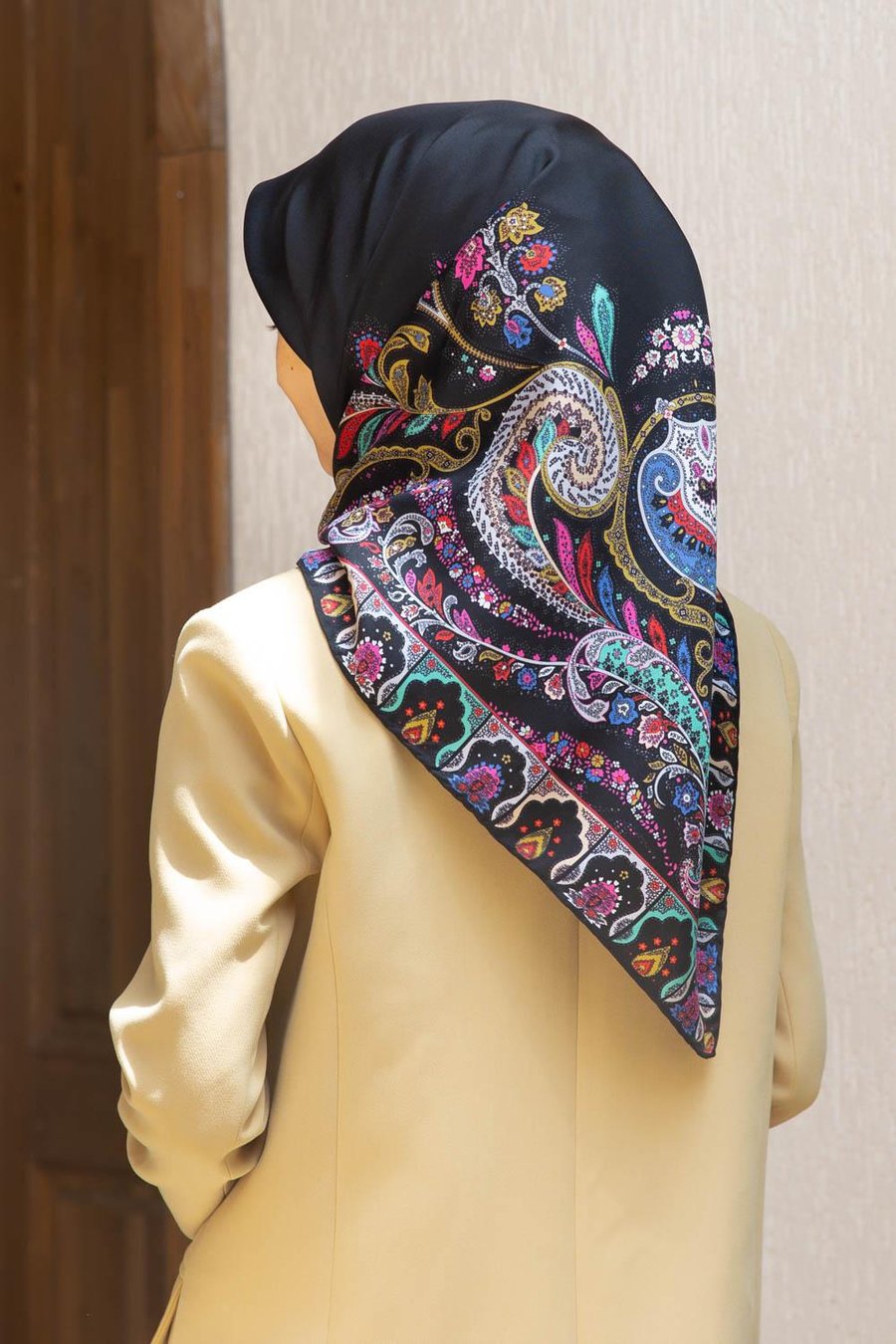 100% Twill İpek Etnik Desenli Siyah - Fuşya Renkli 90x90 Dikim Şekli : El Dikişi Eşarp