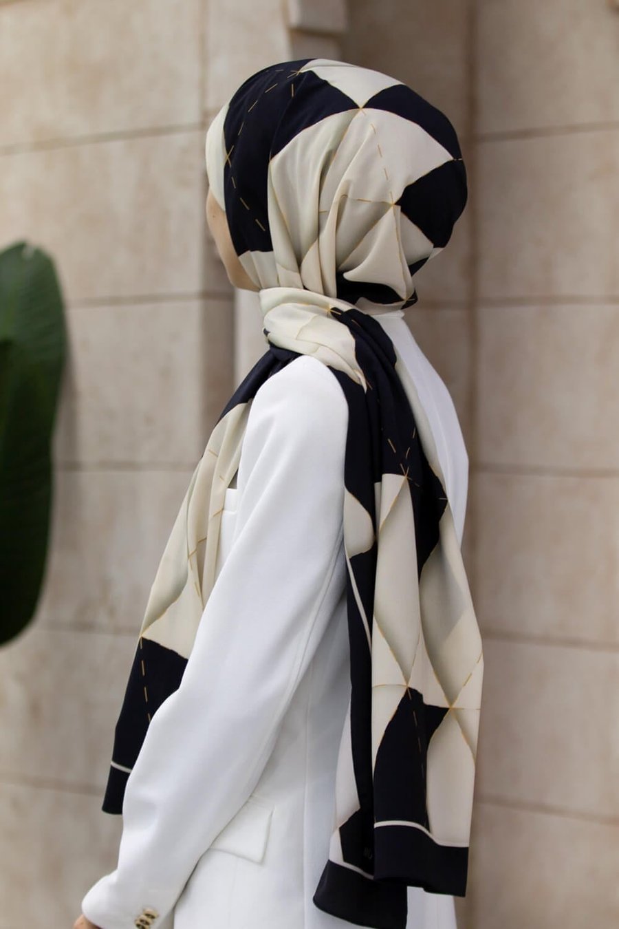 KREP ÜÇGEN YAMA DESENLİ SİYAH RENKLİ 75X195 KIRIŞMAZ ŞAL