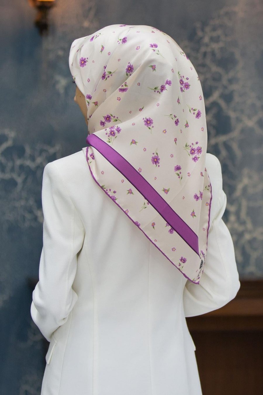 100% Twill İpek Bordürlü Çıtır Çiçek Desenli Mürdüm Renkli 90x90 Dikim Şekli : El Dikişi Eşarp