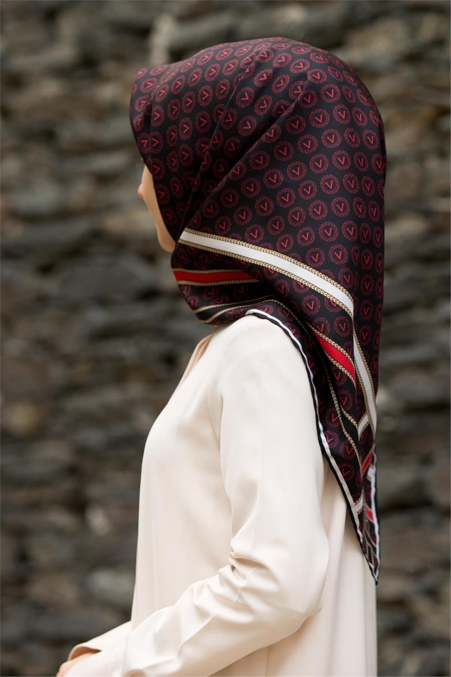 %100 Twill İpek Monogram Desenli Siyah - Bordo Renkli 90x90 Eşarp Dikim Şekli : El Dikişi