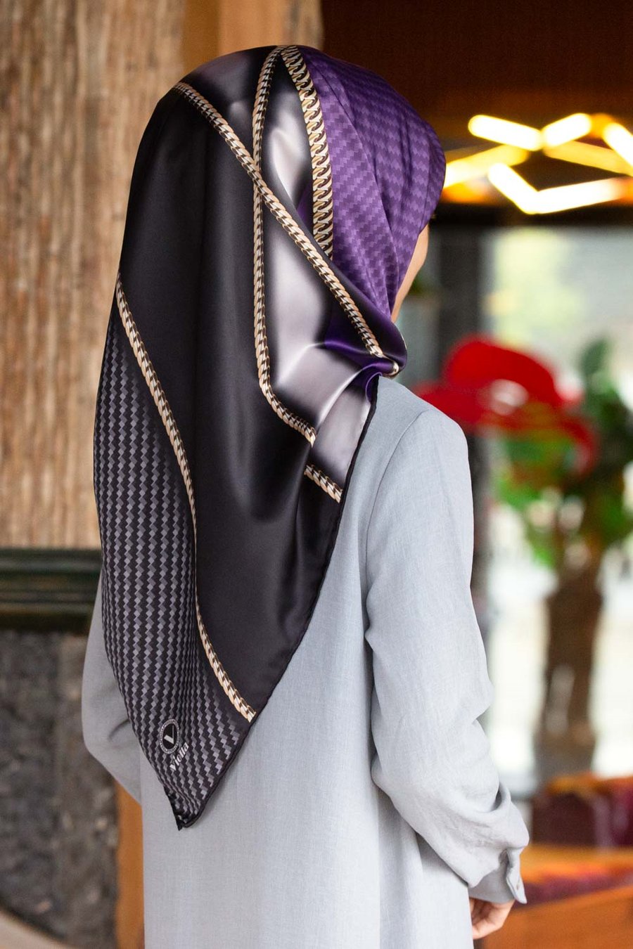 Rayon Gold Detaylı Geometrik Desenli Mor Renkli 90x90 Eşarp (İpek İçermez) Kenar Dikiş Şekli El Dikişli