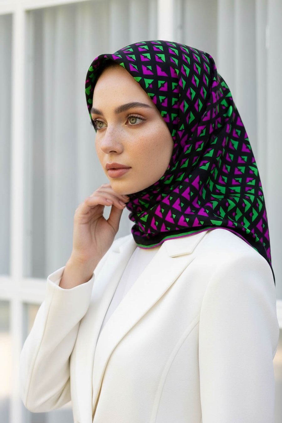 %100 Twill İpek Geometrik Desenli Fuşya - Benetton Yeşili Renkli 90x90 Eşarp Dikim Şekli : El Dikişi