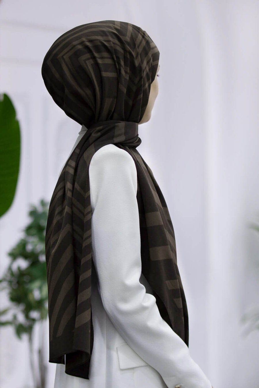 KREP ZİGZAG DESENLİ KAHVERENGİ RENKLİ 75X195 KIRIŞMAZ ŞAL