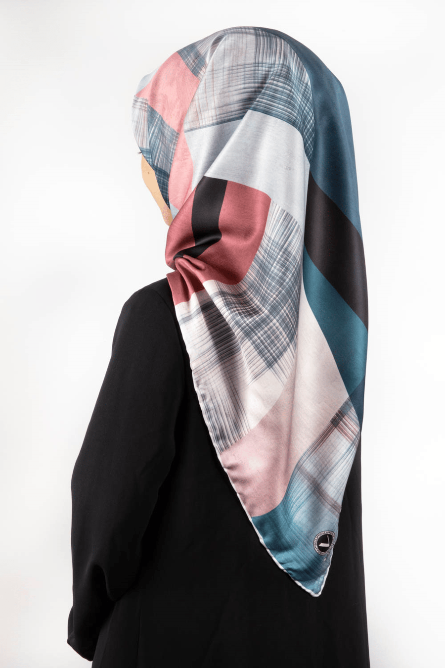 Twill Geometrik Desenli Pudra Renkli 90x90 Eşarp (İpek İçermez) Kenar Dikiş Şekli El Dikişli