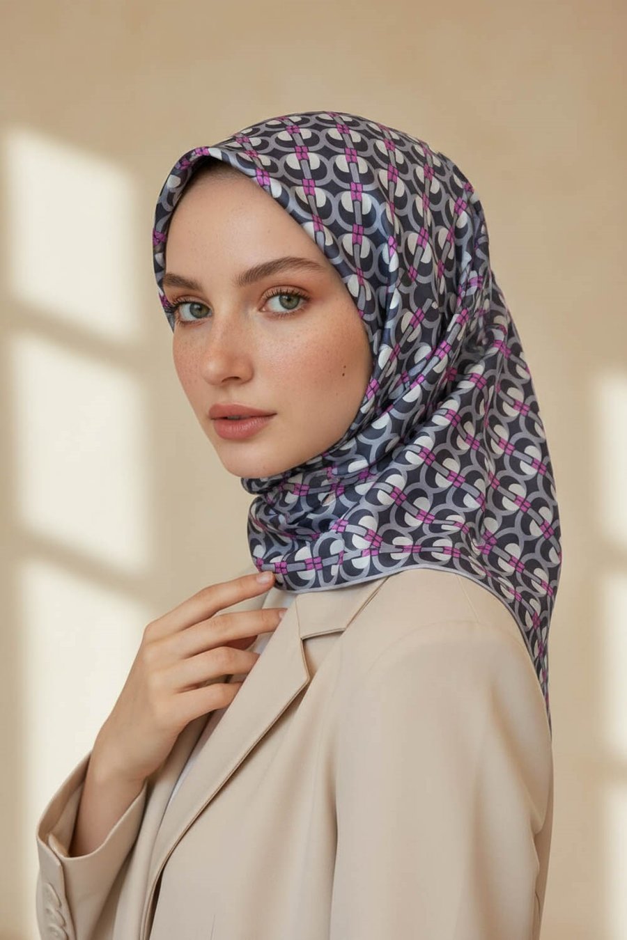 %100 Twill İpek Geometrik Desenli Gri - Fuşya Renkli 90x90 Eşarp Dikim Şekli : El Dikişi