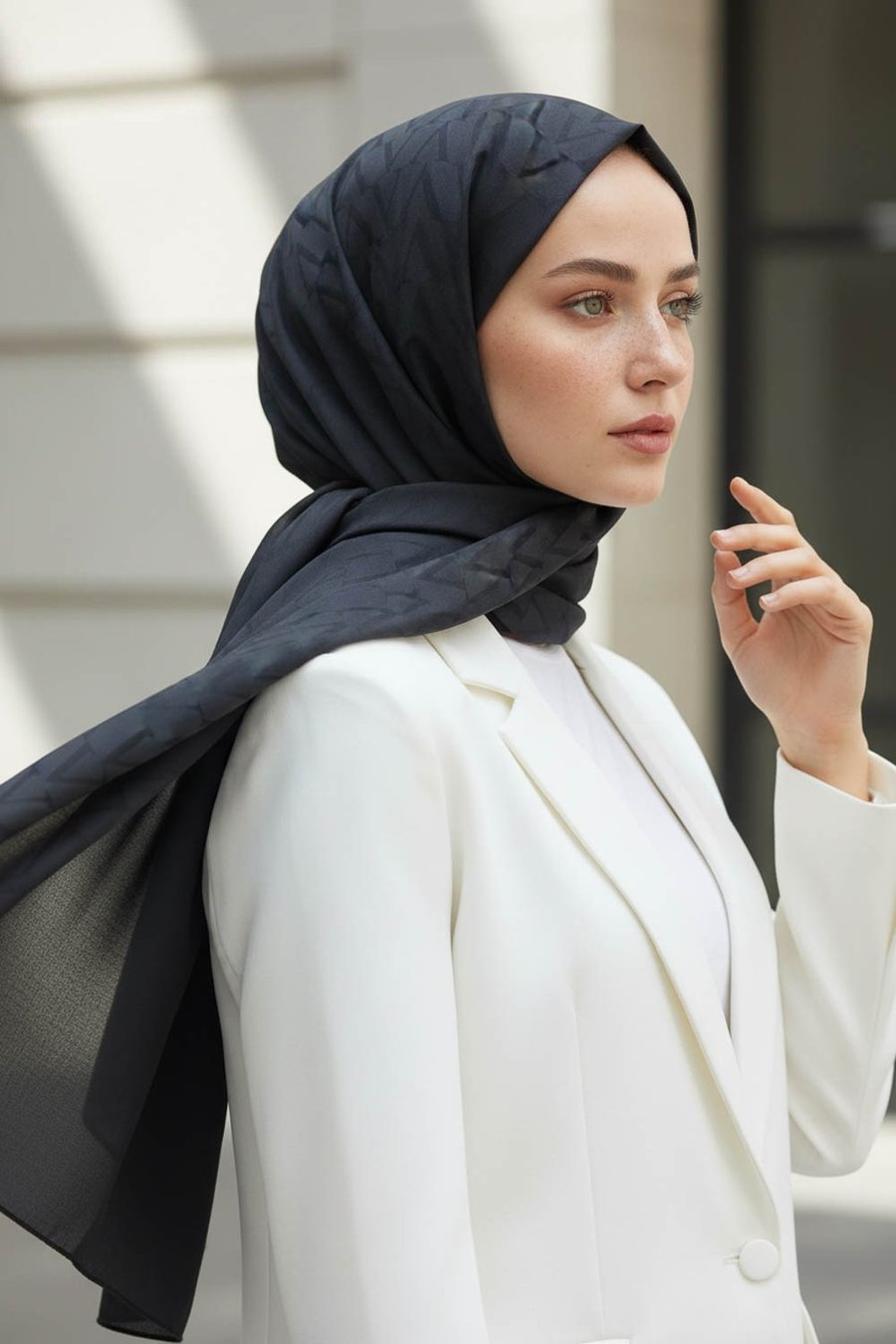 KREP DEGRADELİ MONOGRAM DESENLİ SİYAH RENKLİ 75X195 KIRIŞMAZ ŞAL