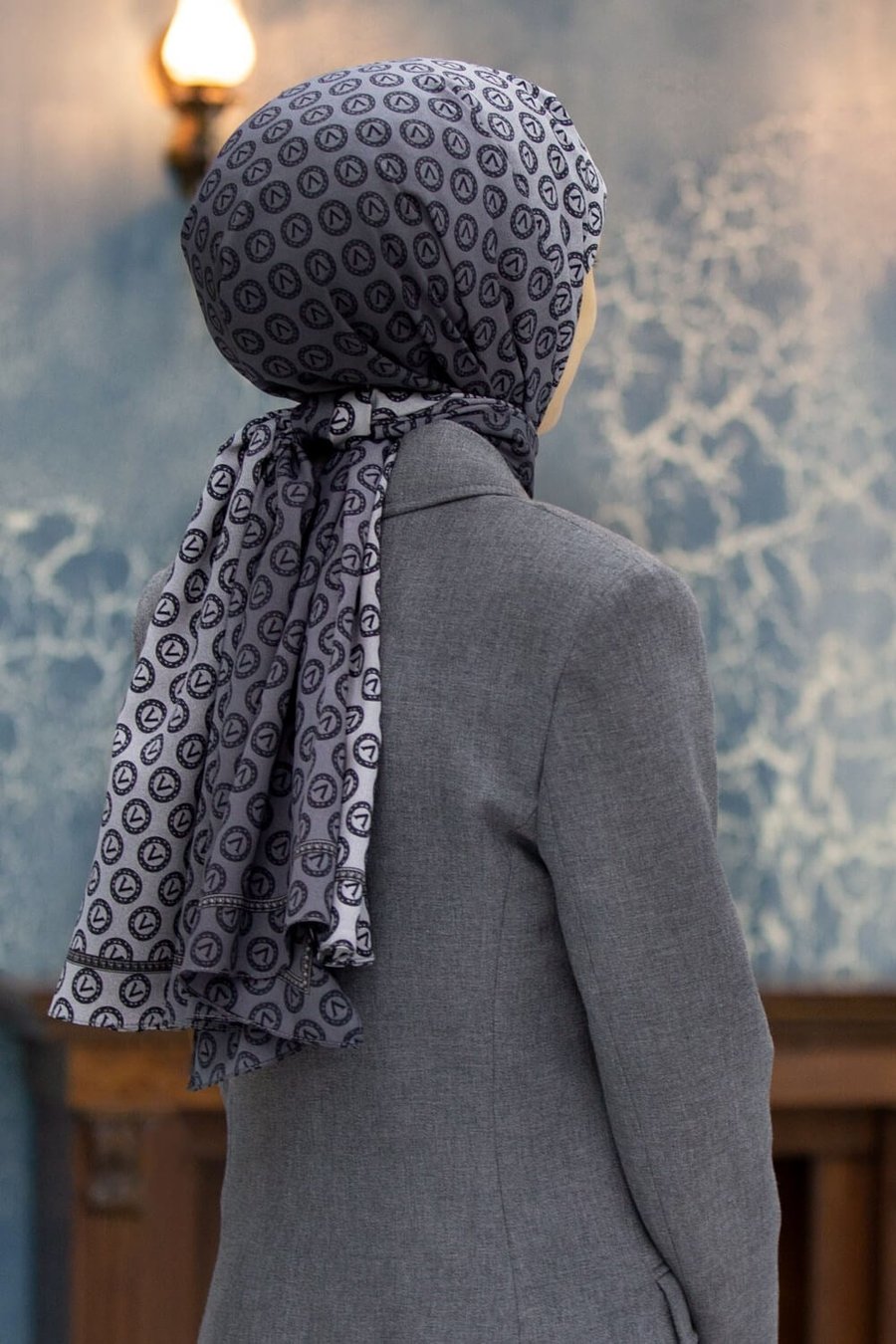 KREP MONOGRAM DESENLİ GRİ RENKLİ 75X195 KIRIŞMAZ ŞAL