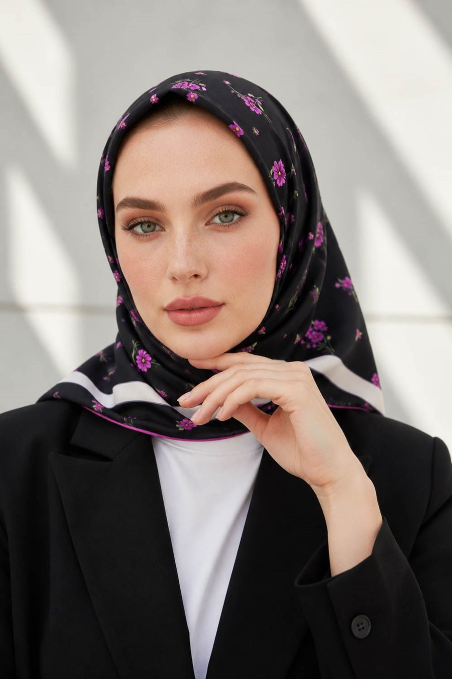 % 57 İPEK % 43 VİSKON Twill İpek Çıtır Çiçek Desenli Siyah - Fuşya Renkli 90x90 Eşarp Dikim Şekli : El Dikişi