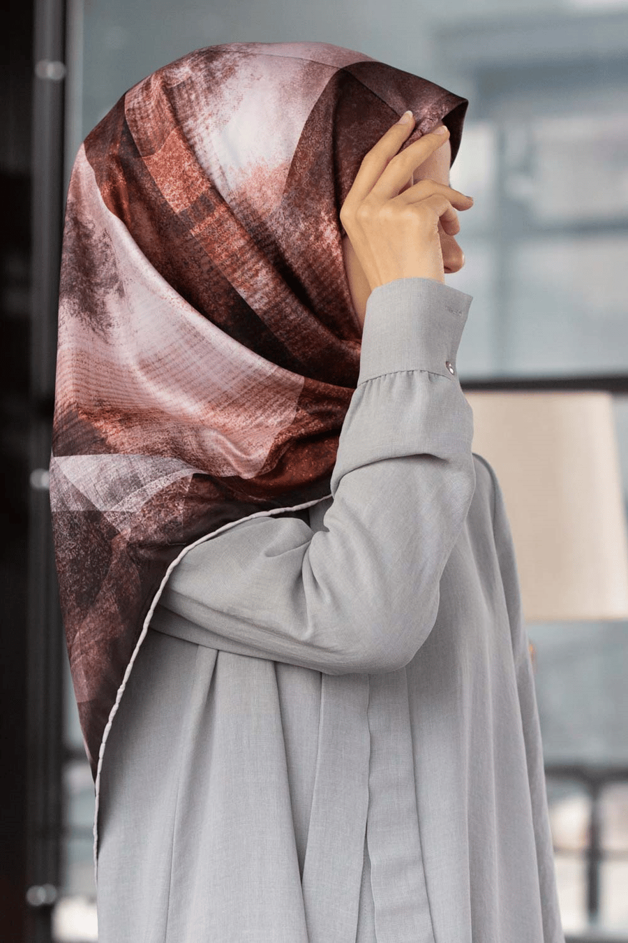 Twill Batik Desenli Taba Renkli 90x90 Eşarp (İpek İçermez) Dikim Şekli : El Dikişi