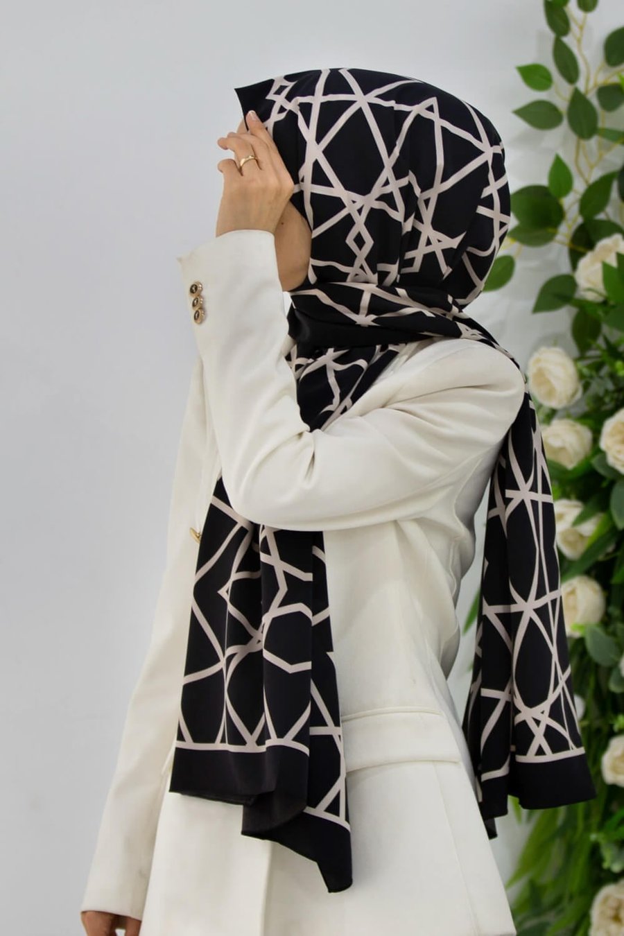 KREP ÇİZGİLİ DESENLİ SİYAH - KREM RENKLİ 75X195 KIRIŞMAZ ŞAL