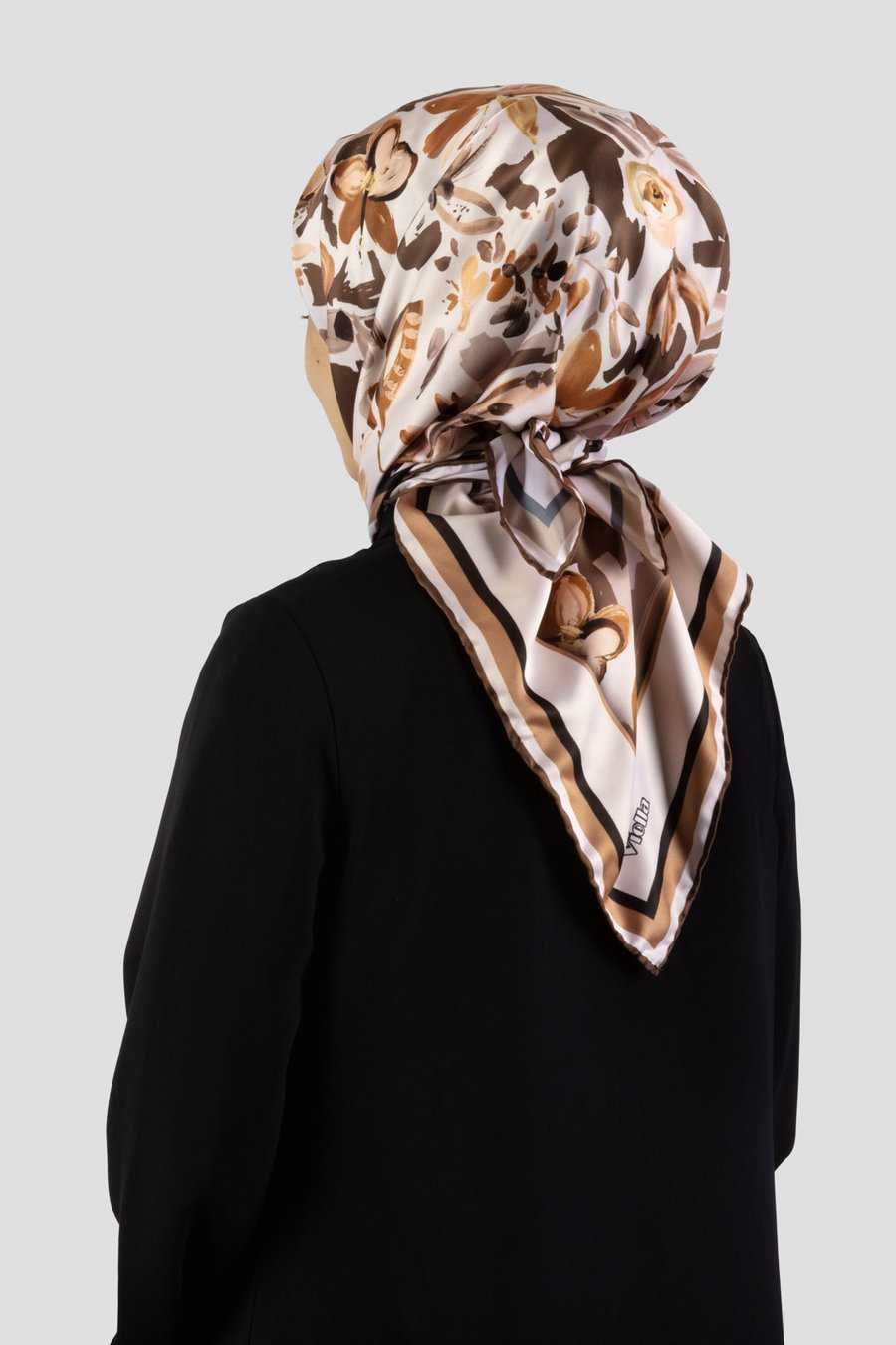 Rayon Çiçek Desenli Bej Renkli 90x90 Dikim Şekli : El Dikişi Eşarp (İpek İçermez)