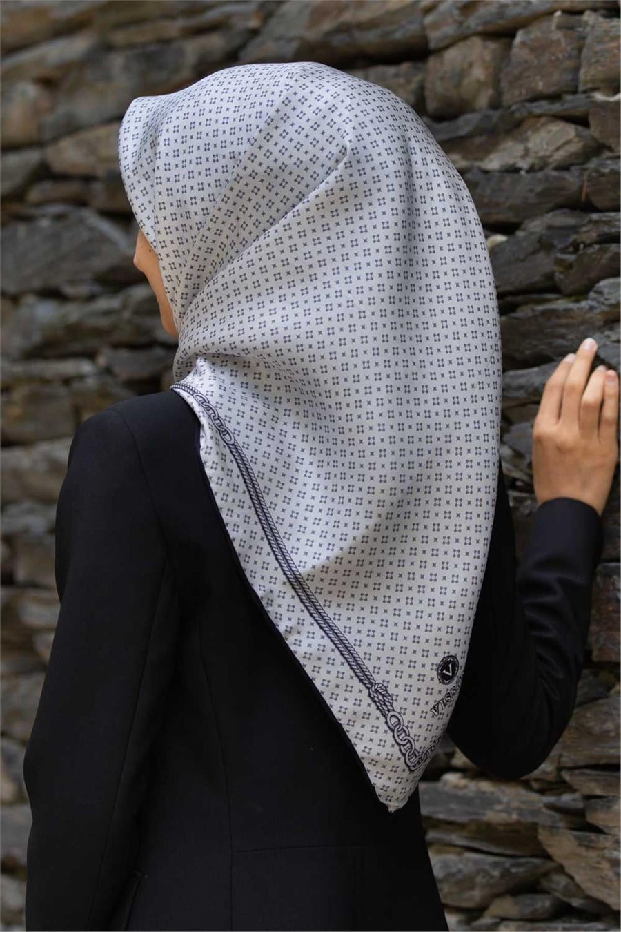 %100 Twill İpek Zincir Desenli Gümüş - Siyah Renkli 90x90 Eşarp Dikim Şekli : El Dikişi