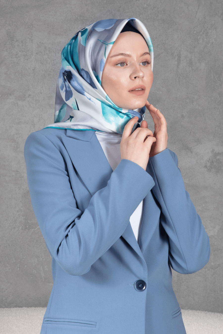 %100 Twill İpek Çiçek Desenli Gri - İndigo Renkli 90x90 Dikim Şekli : El Dikişi Eşarp
