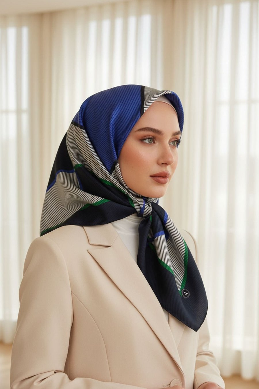 %100 Twill İpek Geometrik Desenli Saks Renkli 90x90 Eşarp Dikim Şekli : El Dikişi