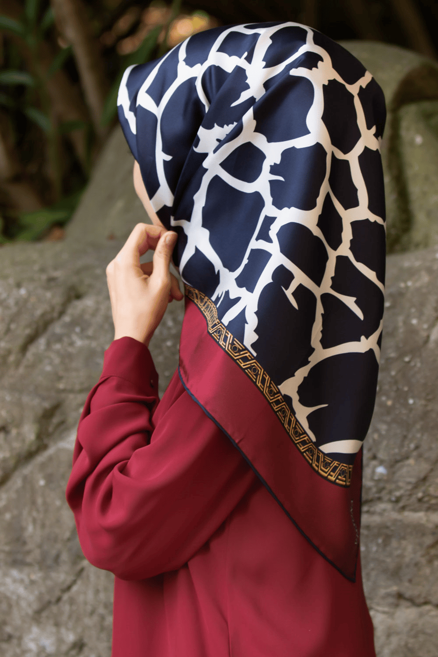 %100 Twill Taş Desenli Lacivert - Bordo Renkli 90x90 Eşarp Dikim Şekli: El Dikişi