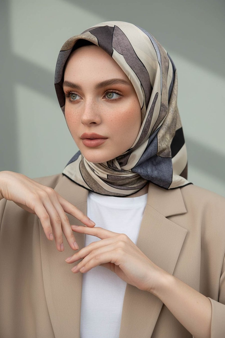 %100 Twill İpek Geometrik Desenli Gri - Bej Renkli 90x90 Eşarp Dikim Şekli : El Dikişi