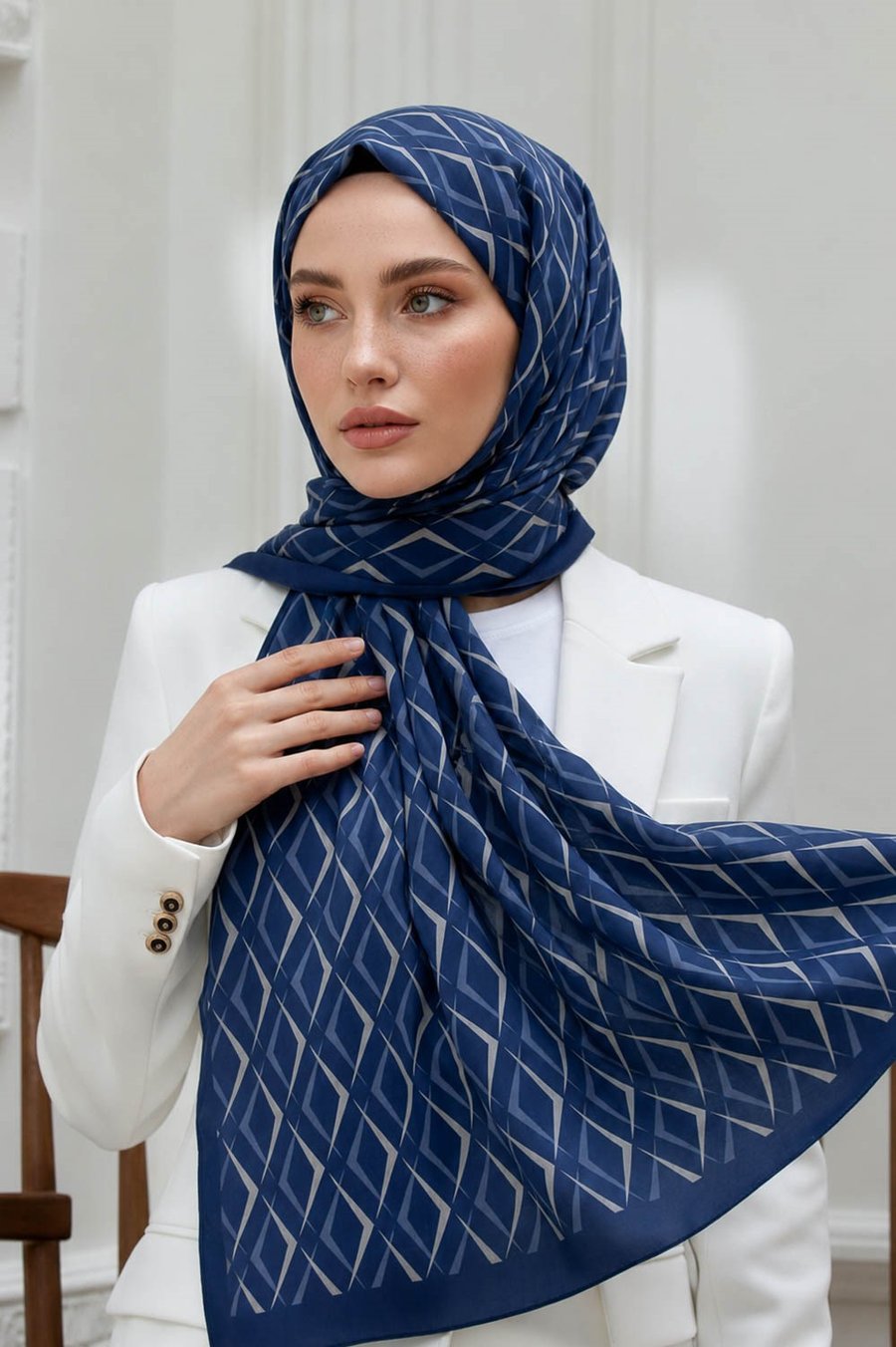 KREP GEOMETRİK DESENLİ LACİVERT RENKLİ 75X195 KIRIŞMAZ ŞAL