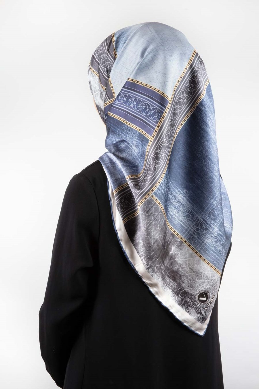 Twill Dokulu Ve Geometrik Desenli Saks Renkli 90x90 Eşarp (İpek İçermez) Dikim Şekli : El Dikişi