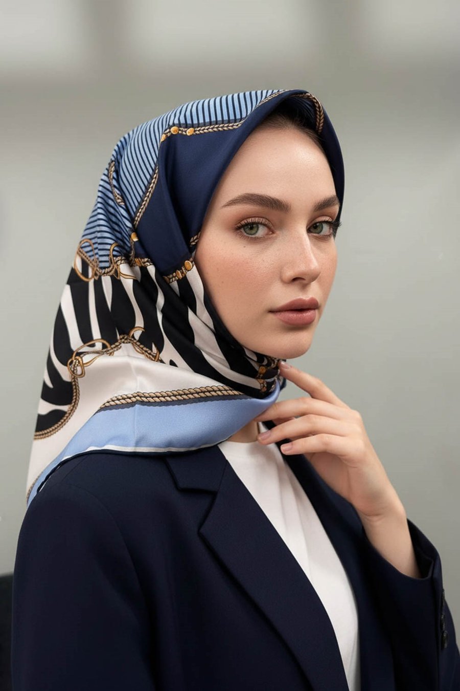 %100 Twill İpek Zincirli Ve Zebra Desenli Bebe Mavisi - Lacivert Renkli 90x90 Eşarp Dikim Şekli : El Dikişi