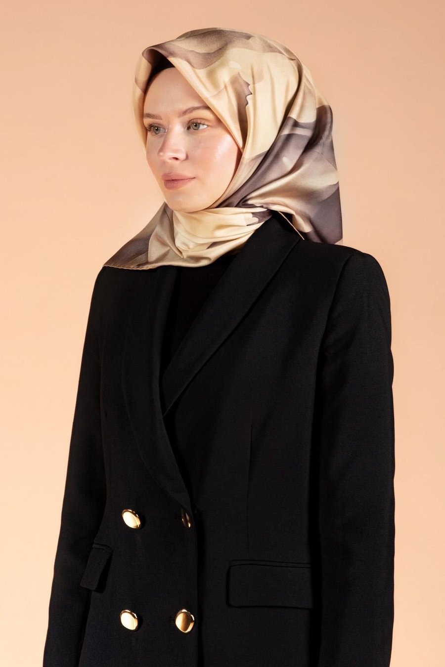 %100 Twill İpek Yaprak Desenli Bej Renkli 90x90 Eşarp Dikim Şekli : El Dikişi