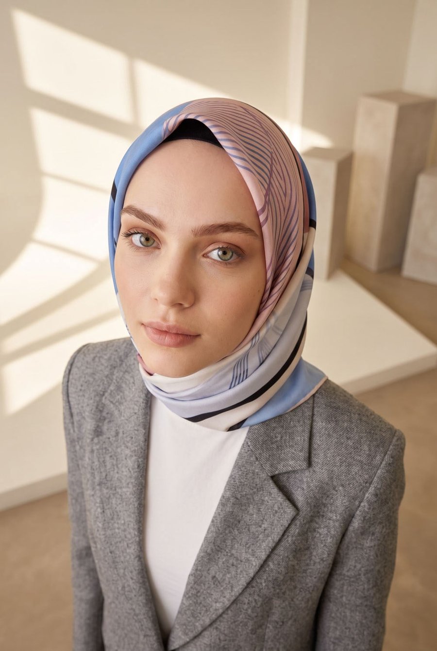 %100 Twill İpek Geometrik Desenli Pudra - Bebe Mavisi Renkli 90x90 Eşarp Dikim Şekli : El Dikişi