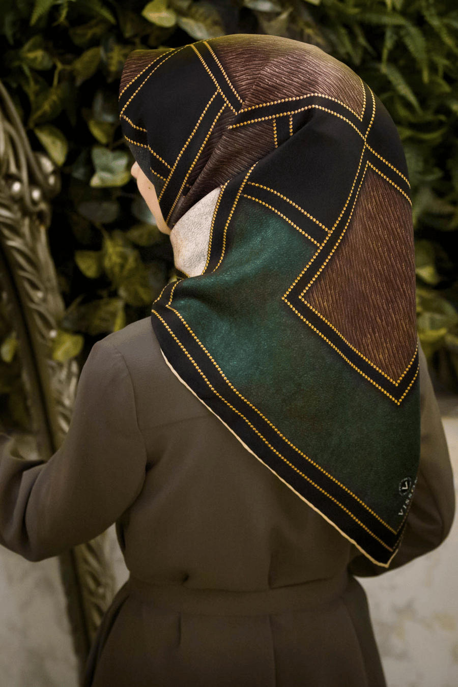 100% Twill İpek Gold Detaylı Kare Desenli Siyah - Zümrüt Yeşili Renkli 90x90 Dikim Şekli : El Dikişi
