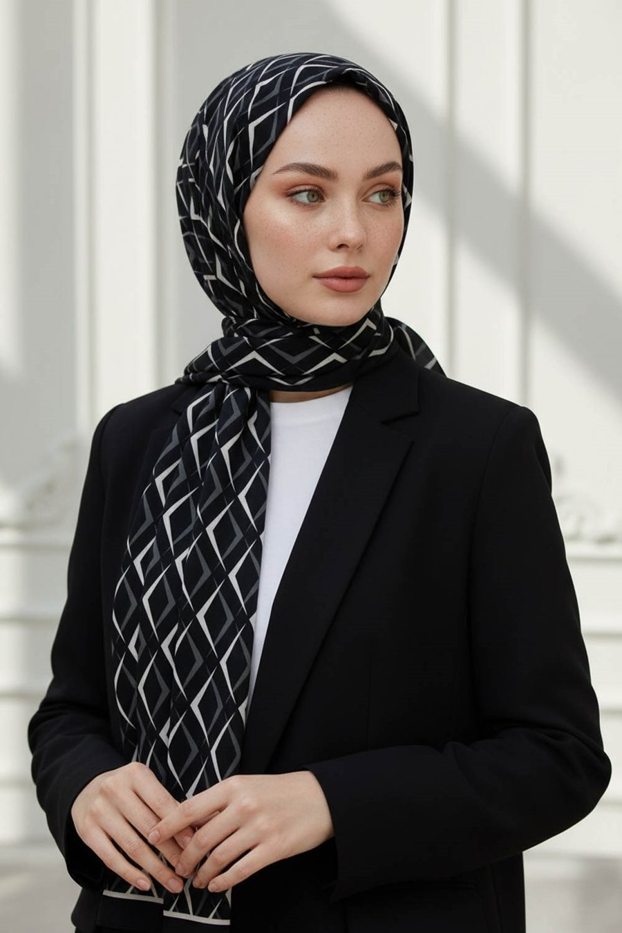 KREP GEOMETRİK DESENLİ SİYAH - KREM RENKLİ 75X195 KIRIŞMAZ ŞAL