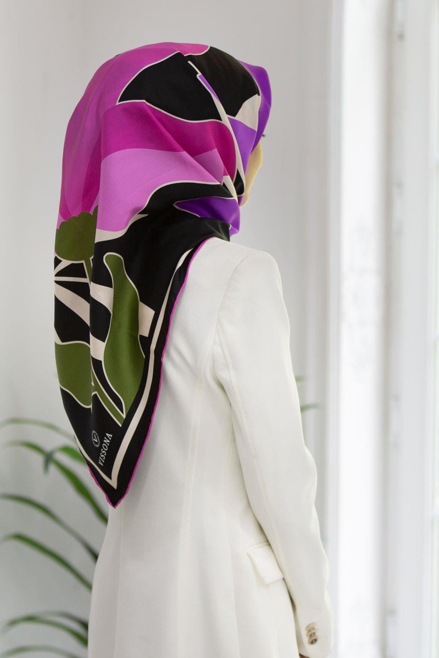 %100 Twill İpek Yaprak Desenli Lila - Pembe Renkli 90x90 Eşarp Dikim Şekli : El Dikişi