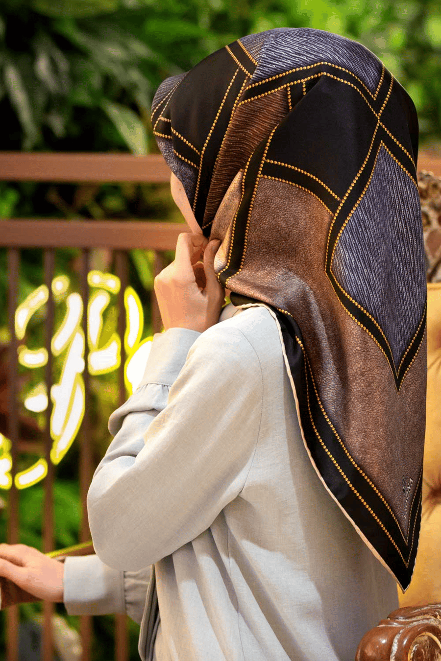 100% Twill İpek Gold Detaylı Kare Desenli Gri - Bej Renkli 90x90 Dikim Şekli : El Dikişi