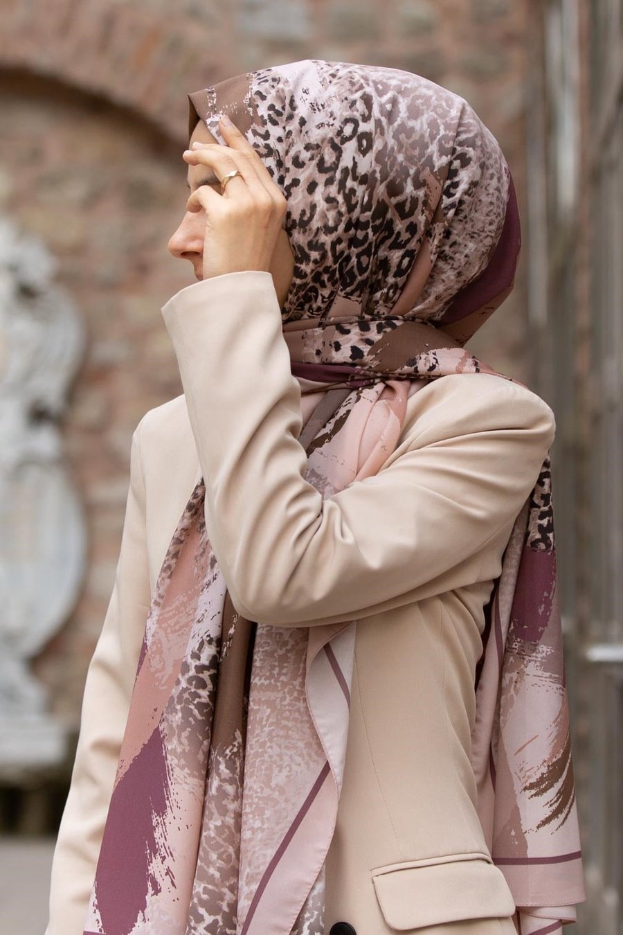 KREP LEOPAR DESENLİ BEJ - SÜTLÜKAHVE RENKLİ 75X195 KIRIŞMAZ ŞAL