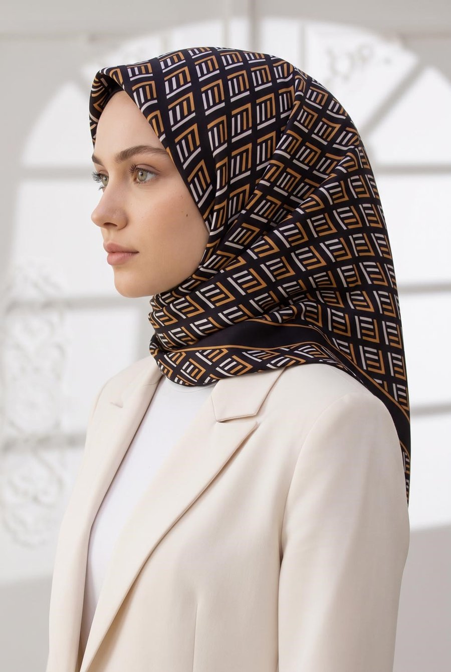 % 57 İPEK % 43 VİSKON Twill İpek Geometrik Desenli Siyah - Gold Renkli 90x90 Eşarp Dikim Şekli : El Dikişi