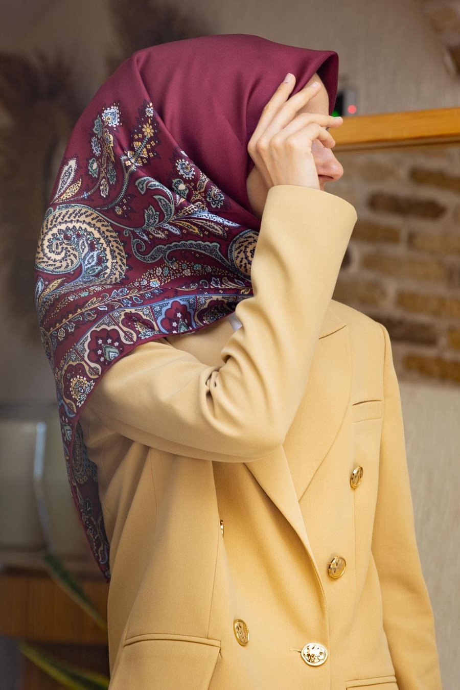 100% Twill İpek Etnik Desenli Bordo Renkli 90x90 Dikim Şekli : El Dikişi Eşarp