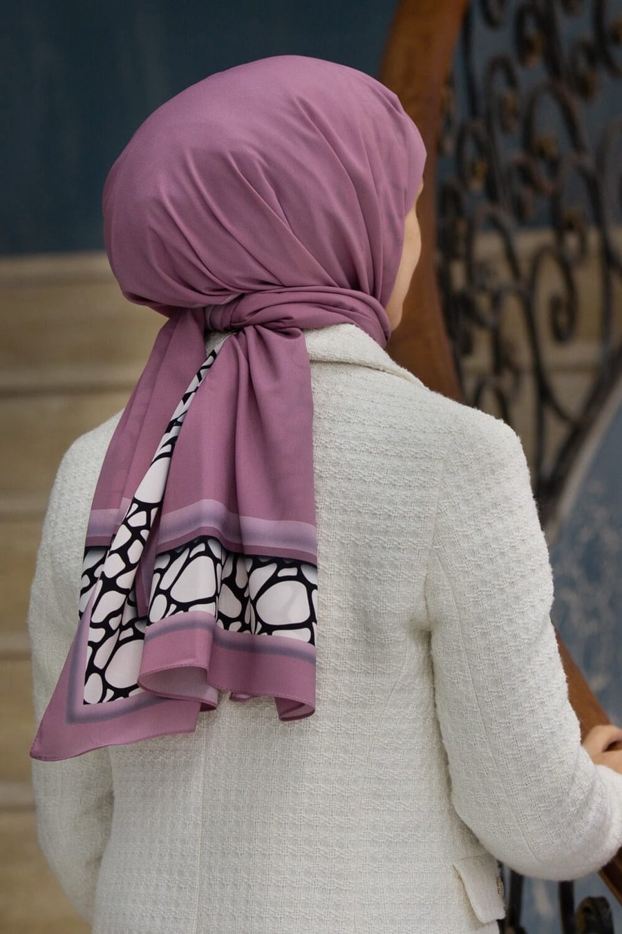 KREP DESENLİ GÜL KURUSU - SİYAH RENKLİ 75X195 KIRIŞMAZ ŞAL