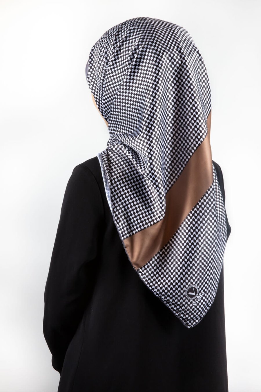Twill Kazayaklı Şerit Desenli Gümüş Renkli 90x90 Eşarp (İpek İçermez) Dikim Şekli : El Dikişi