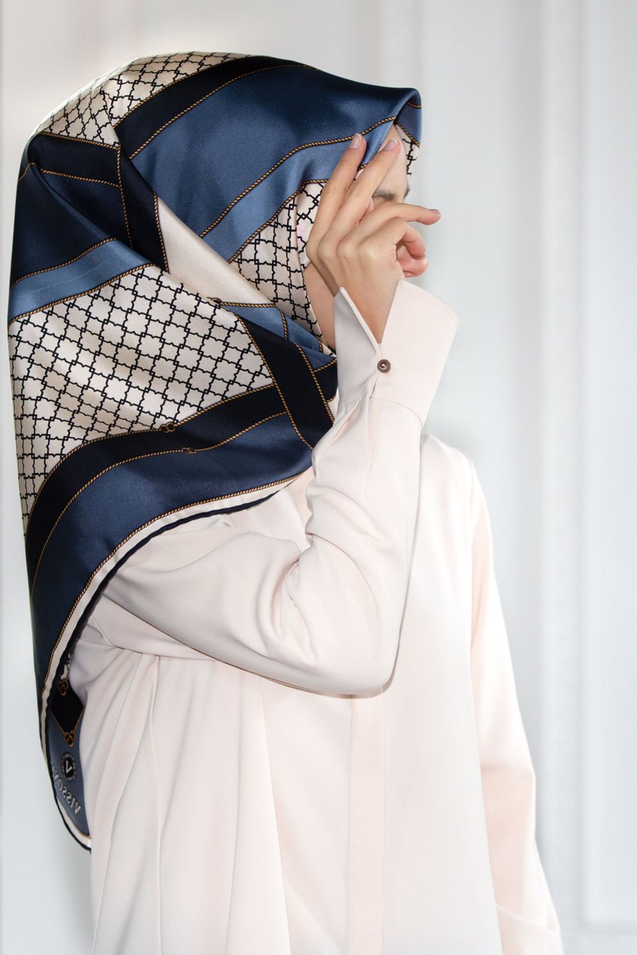 %100 Twill İpek Geometrik Desenli Lacivert - İndigo Renkli 90x90 Eşarp Dikim Şekli : El Dikişi