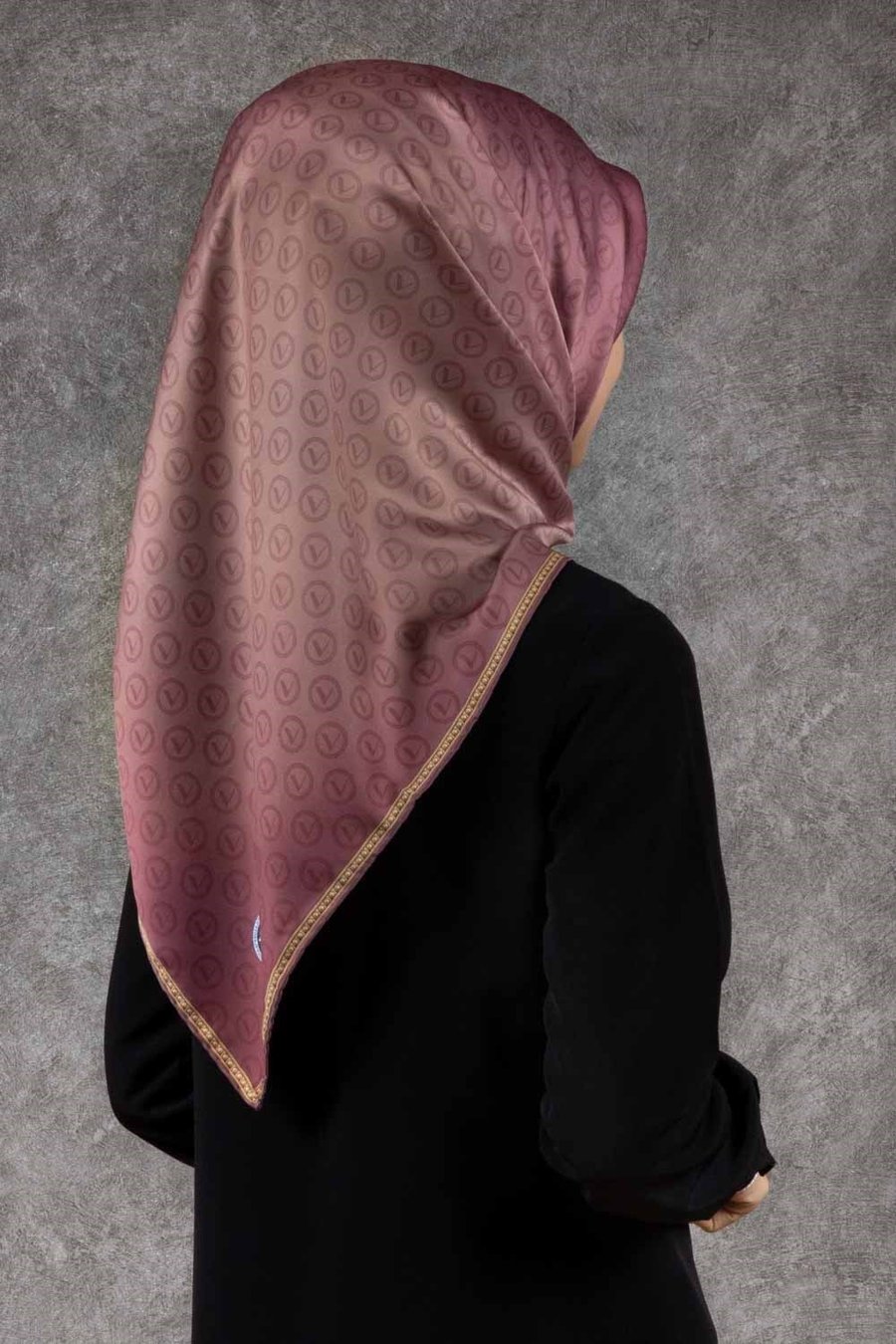 Rayon Degra Desenli Bakır Renkli 90x90 Dikim Şekli : El Dikişi Eşarp (İpek İçermez) Kenar Dikiş Şekli El Dikişli