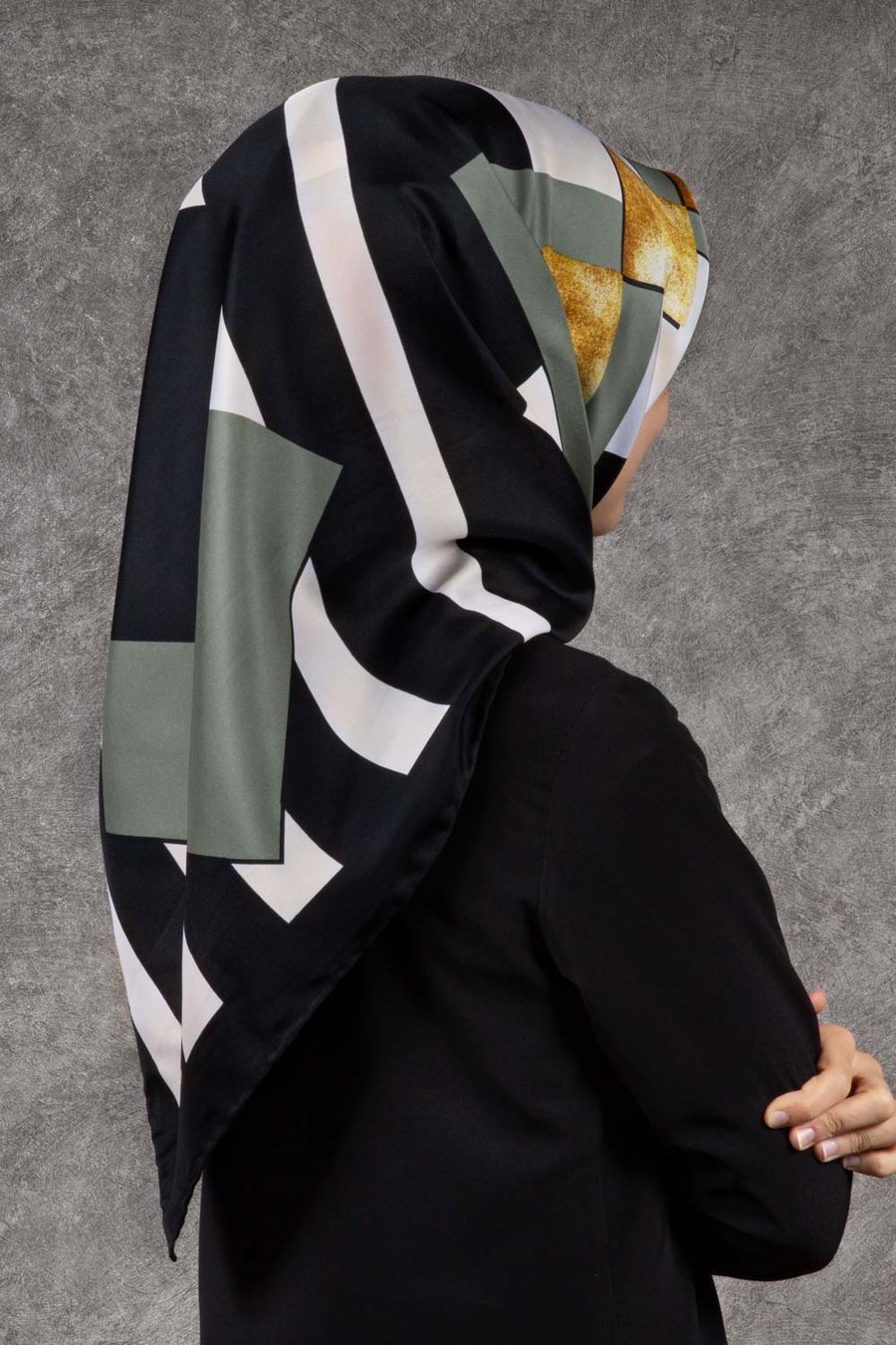 Twill Çizgili ve Gold Desenli Siyah - Haki Renkli 90x90 Eşarp (İpek İçermez) Kenar Dikiş Şekli El Dikişli