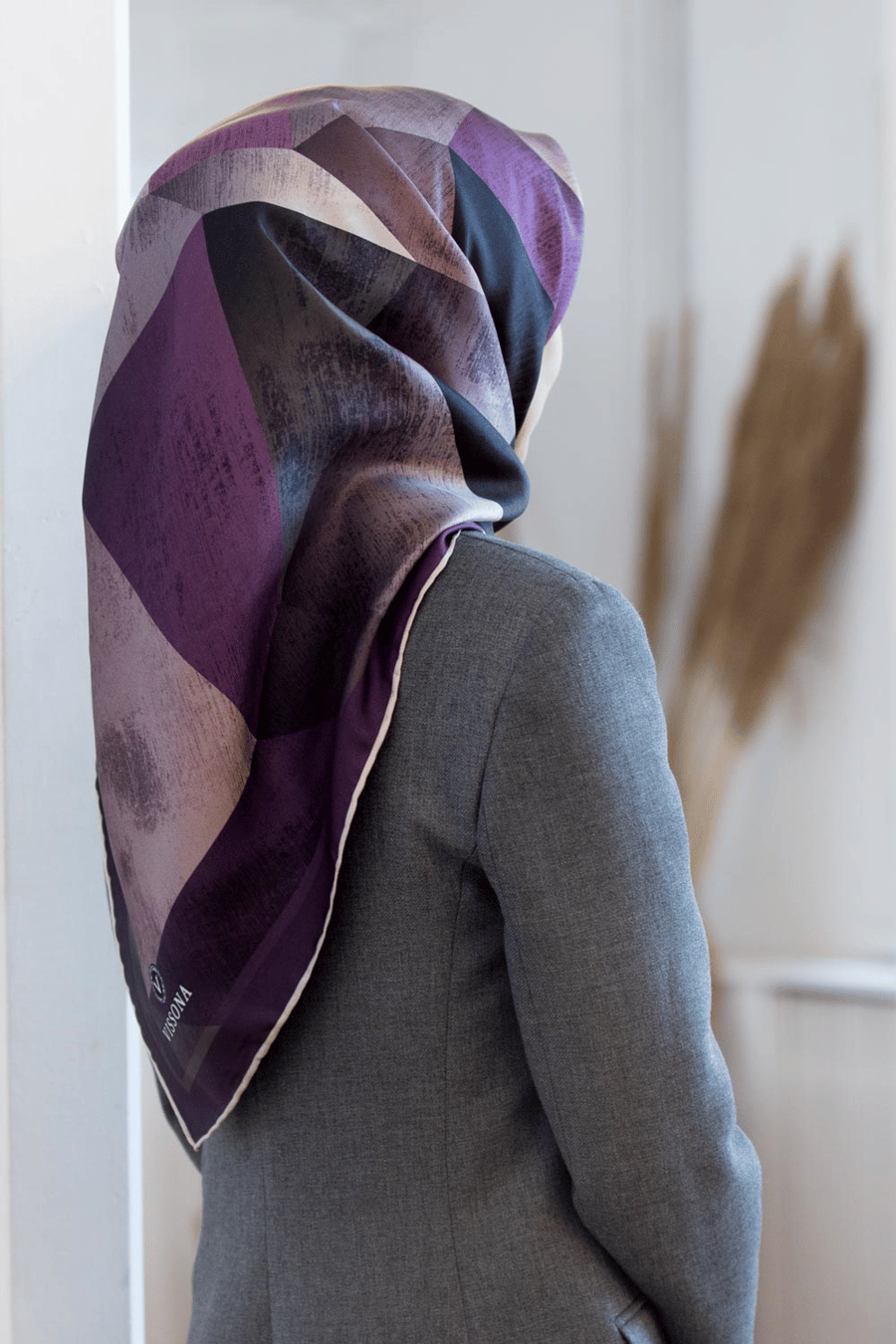 % 57 İPEK % 43 VİSKON Twill İpek Geometrik Desenli Gri - Gül Kurusu Renkli 90x90 Eşarp Dikim Şekli : El Dikişi