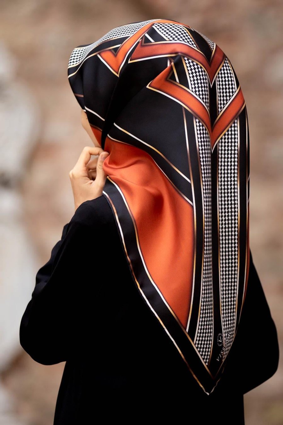 %100 Twill İpek Kareli Kazayaklı Desenli Taba - Siyah Renkli 90x90 Eşarp Kenar Dikiş Şekli El Dikişli