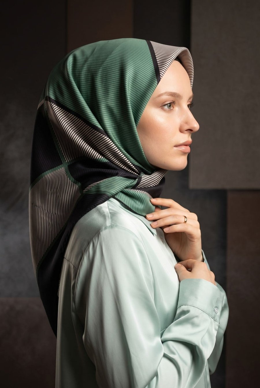 %100 Twill İpek Geometrik Desenli Petrol Yeşili Renkli 90x90 Eşarp Dikim Şekli : El Dikişi