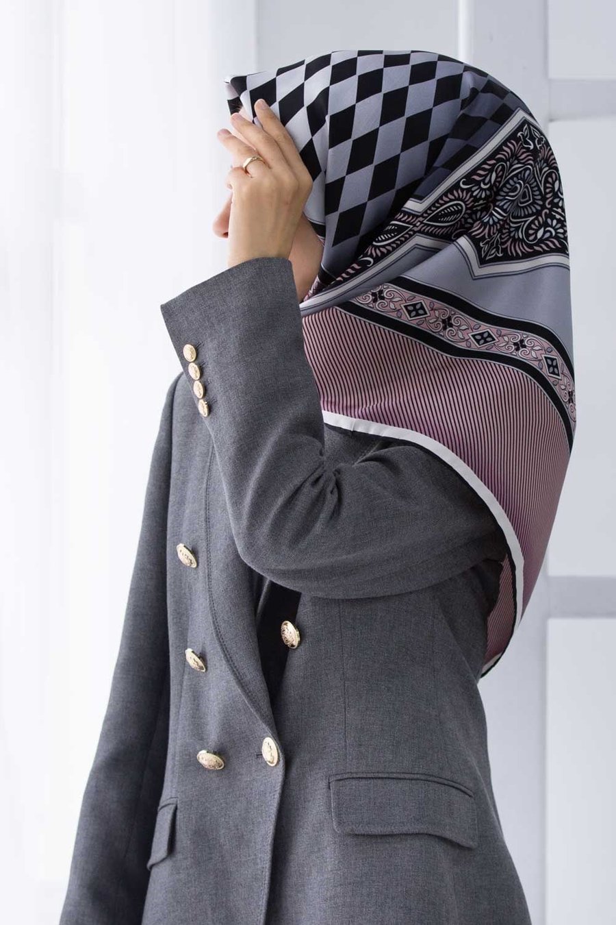 %100 Twill İpek Karo Desenli Pudra - Gri Renkli 90x90 Eşarp Dikim Şekli : El Dikişi