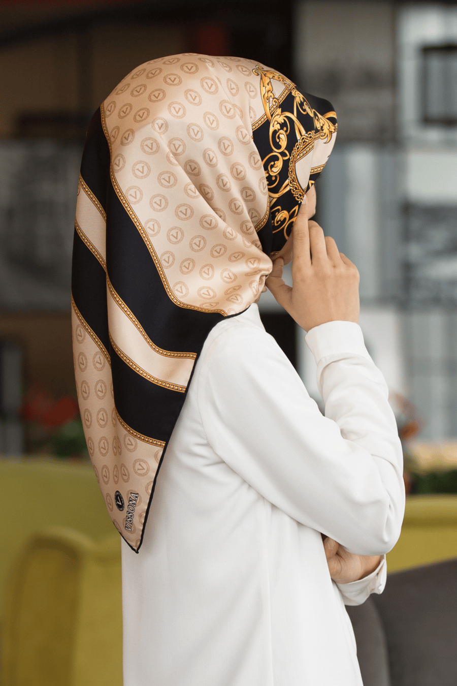 %100 Twill İpek Monogramlı Ve Barok Desenli Bej - Siyah Renkli 90x90 Eşarp Dikim Şekli : El Dikişi
