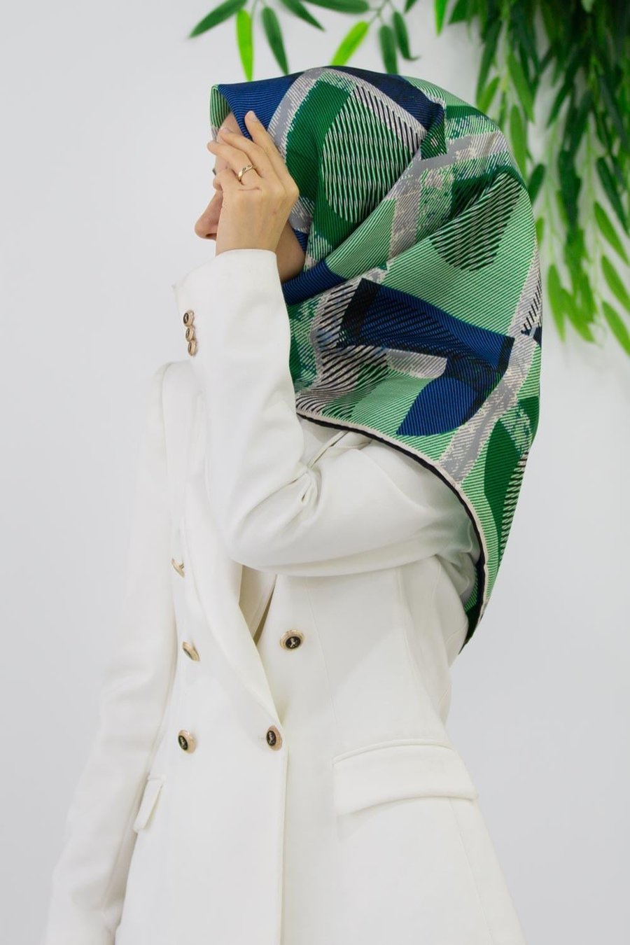 %100 Twill İpek Geometri Desenli Saks - Zümrüt Yeşili Renkli 90x90 Eşarp Kenar Dikiş Şekli El Dikişli