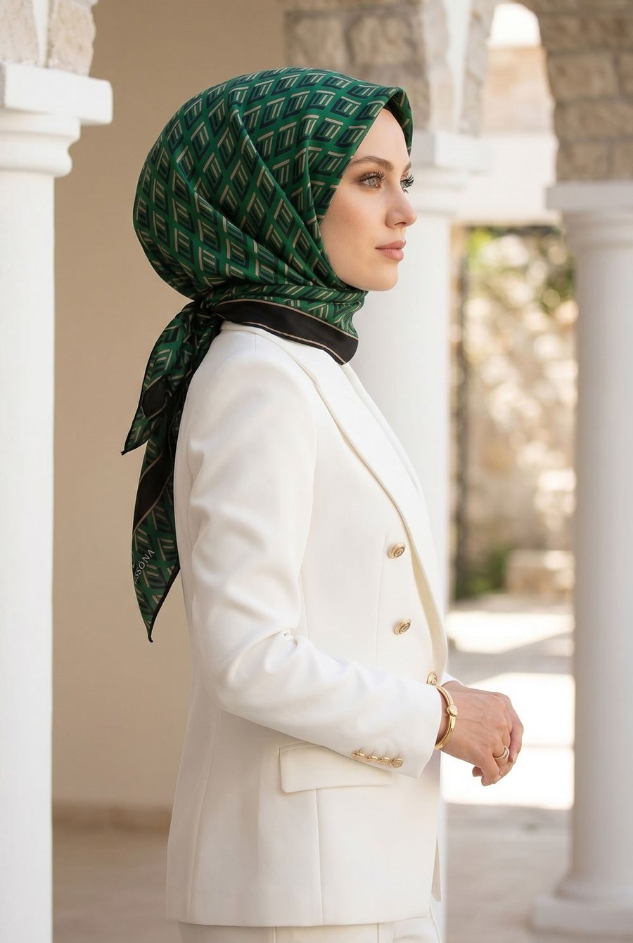 % 57 İPEK % 43 VİSKON Twill İpek Geometrik Desenli Zümrüt Yeşili - Siyah Renkli 90x90 Eşarp Dikim Şekli : El Dikişi