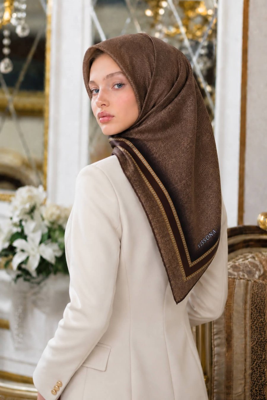 % 57 İPEK % 43 VİSKON Twill İpek Dokulu Şerit Desenli Bej - Kahverengi Renkli 90x90 Eşarp Dikim Şekli : El Dikişi